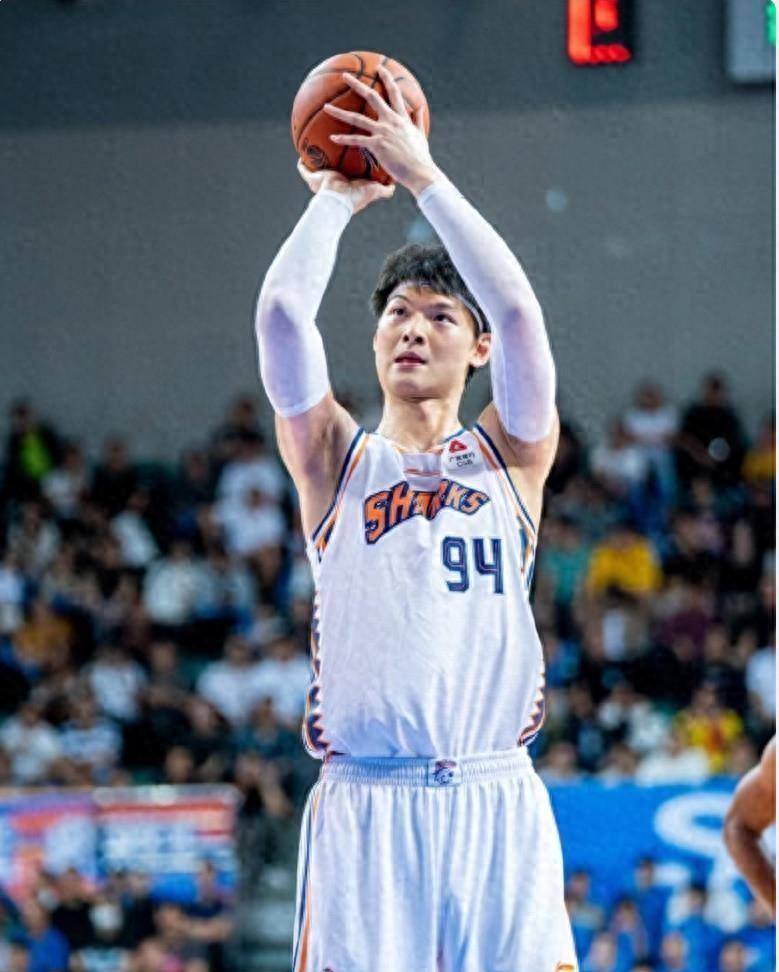 王哲林消极提前退赛原因曝光：主帅透露腿部拉伤 被队友搀扶上救护车