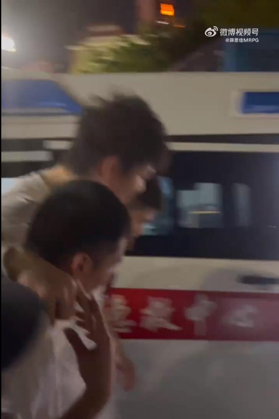 王哲林消极提前退赛原因曝光：主帅透露腿部拉伤 被队友搀扶上救护车