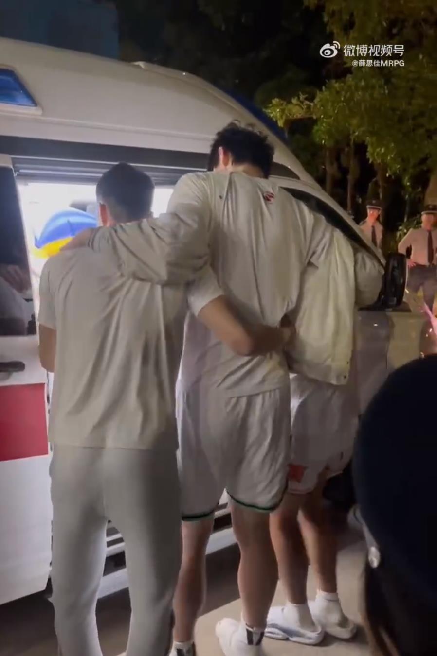 王哲林消极提前退赛原因曝光：主帅透露腿部拉伤 被队友搀扶上救护车