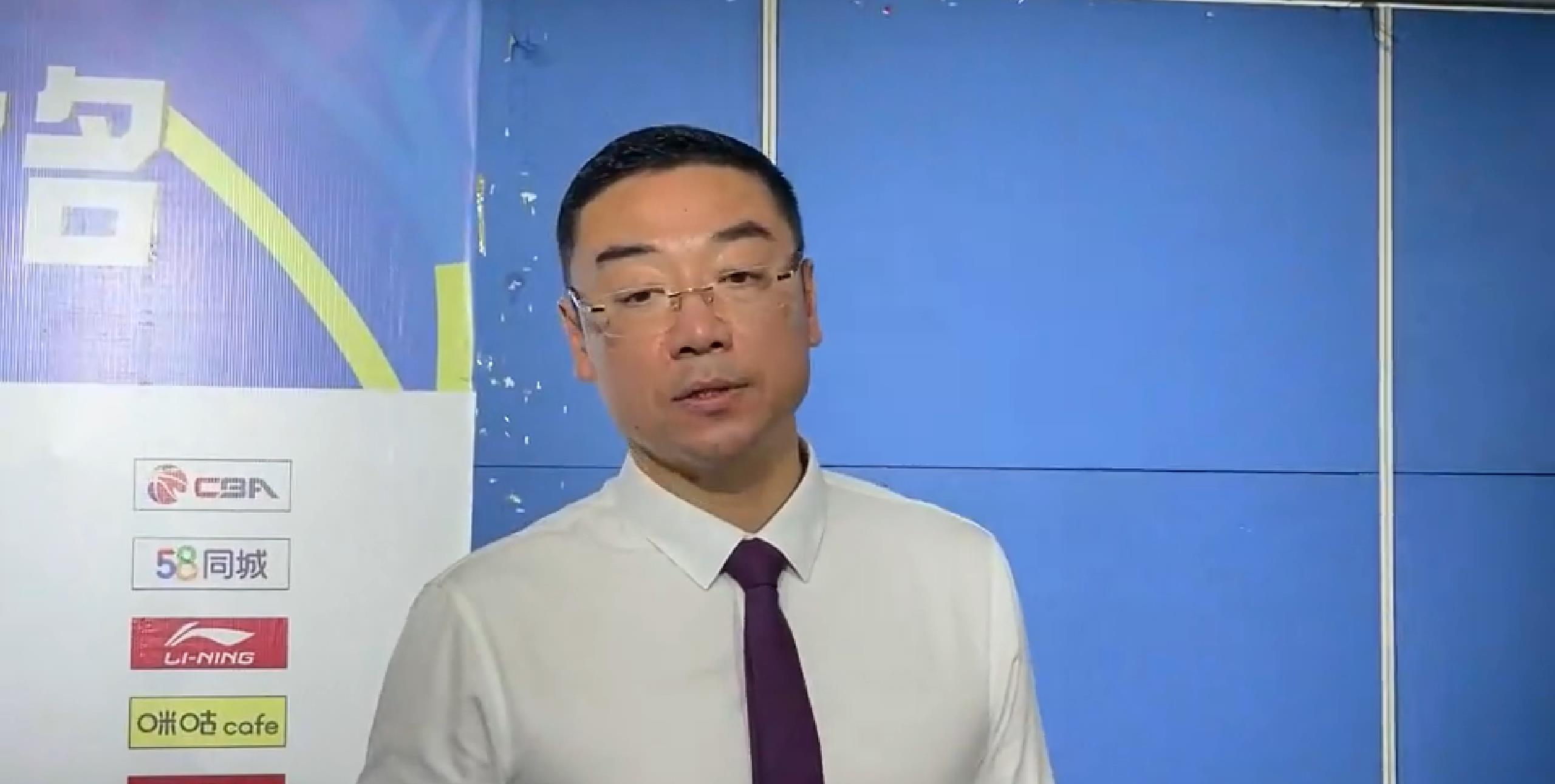 王哲林消极提前退赛原因曝光：主帅透露腿部拉伤 被队友搀扶上救护车