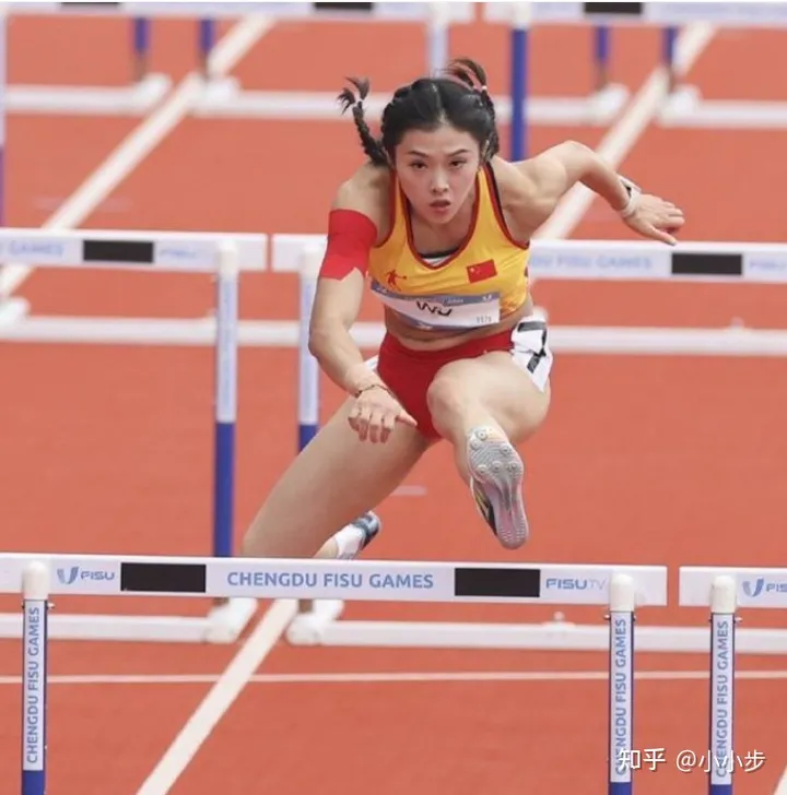 田径美女吴艳妮高颜值有实力，胳膊一处引网友热议，与夏思凝比较-演员 吴艳杰