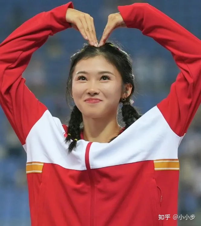 田径美女吴艳妮高颜值有实力，胳膊一处引网友热议，与夏思凝比较-演员 吴艳杰