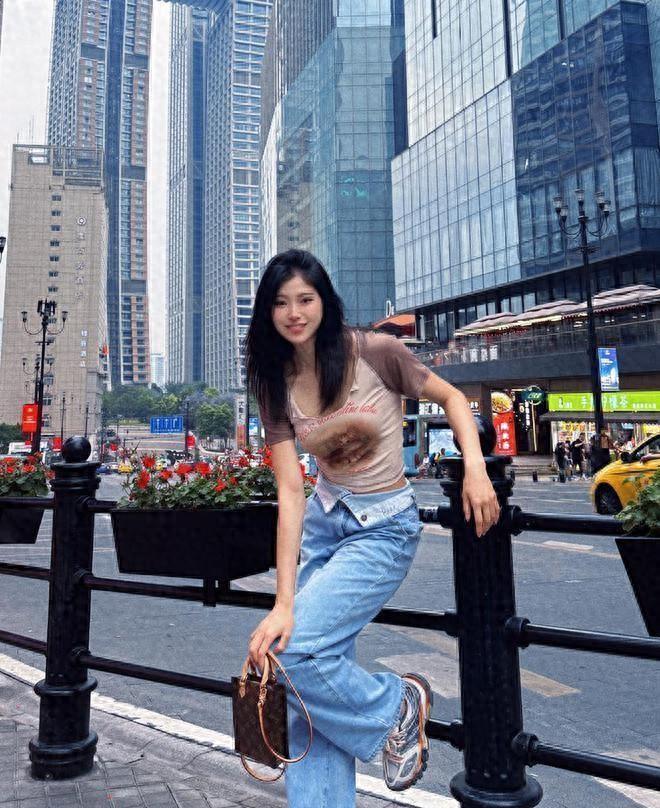 吴艳妮成都网红街现身，对自己的身材美貌非常自信，走路拽拽的！-吴艳艳案件