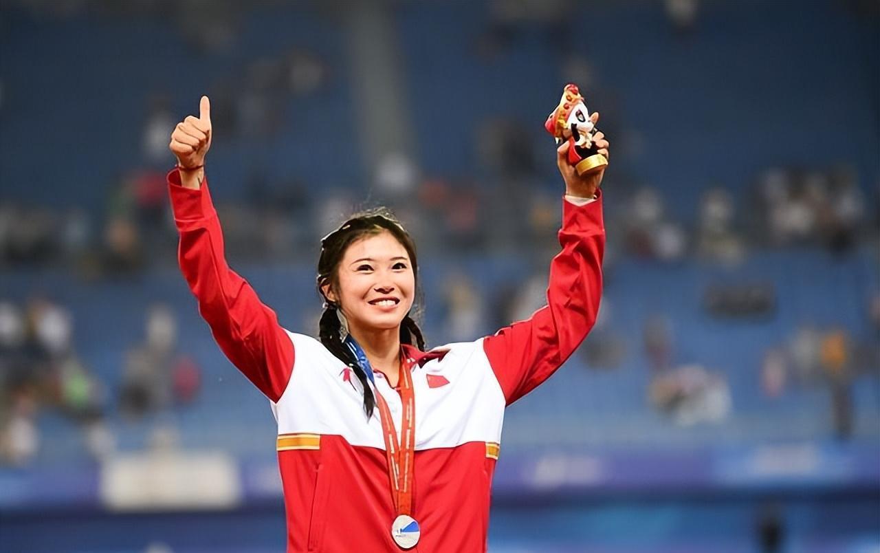 吴艳妮成都网红街现身，对自己的身材美貌非常自信，走路拽拽的！-吴艳艳案件