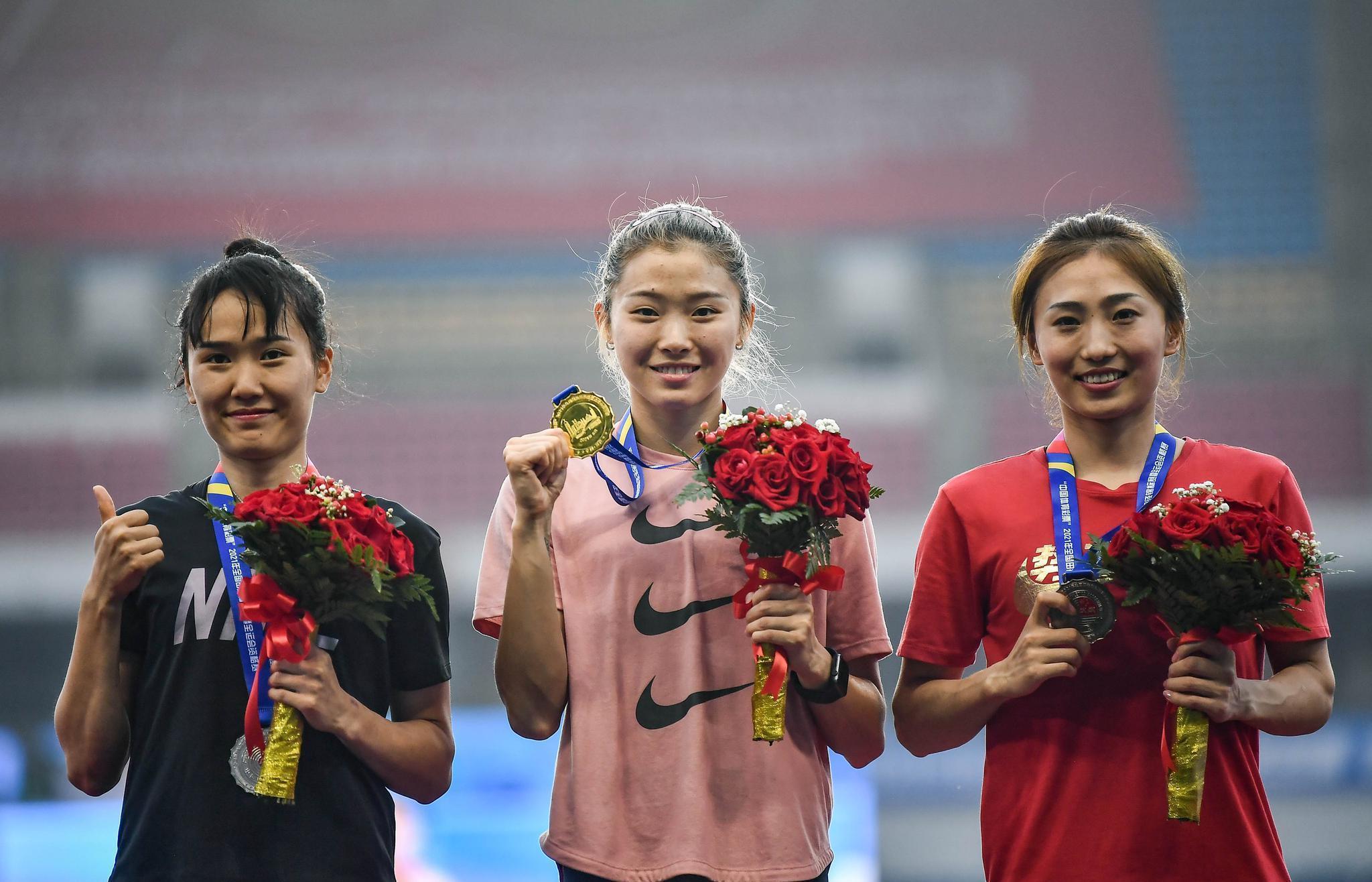 吴艳妮成都网红街现身，对自己的身材美貌非常自信，走路拽拽的！-吴艳艳案件