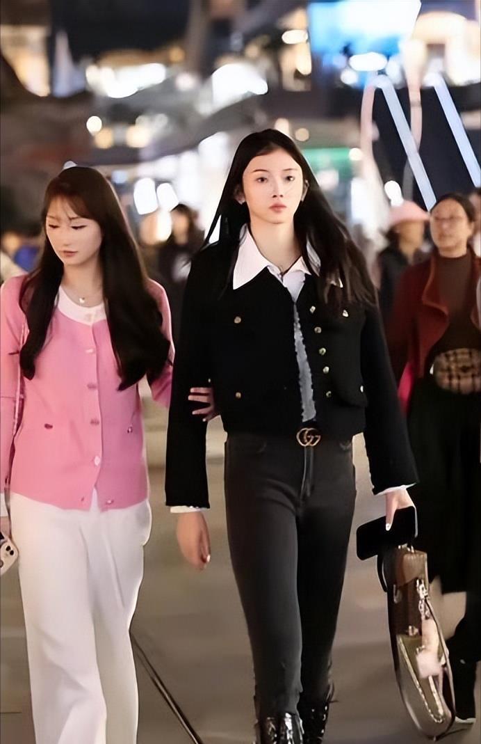 吴艳妮成都网红街现身，对自己的身材美貌非常自信，走路拽拽的！-吴艳艳案件