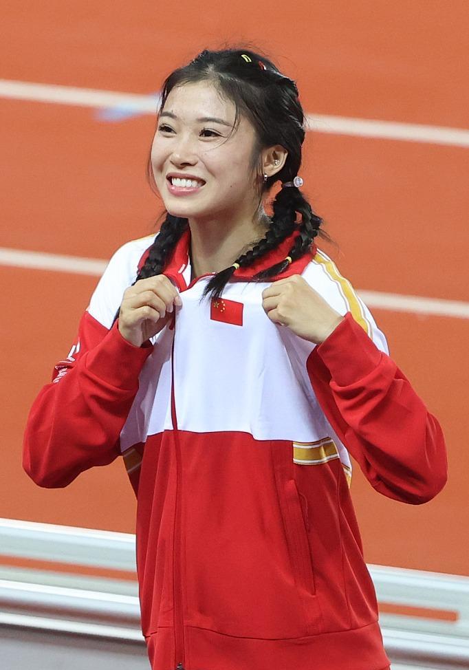 吴艳妮成都网红街现身，对自己的身材美貌非常自信，走路拽拽的！-吴艳艳案件