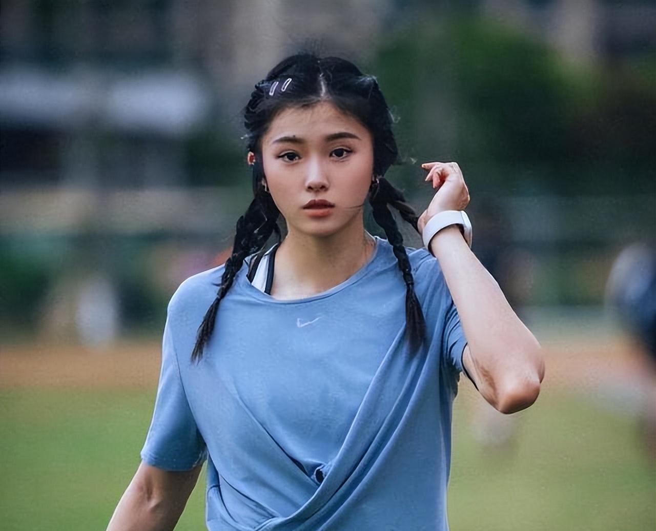 吴艳妮成都网红街现身，对自己的身材美貌非常自信，走路拽拽的！-吴艳艳案件