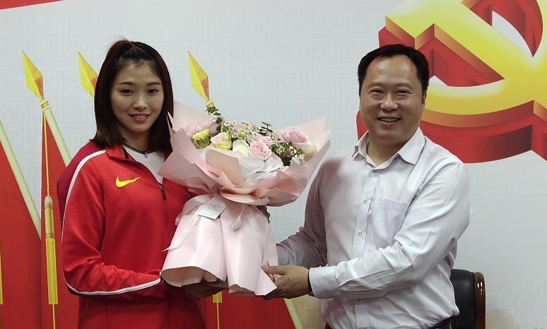 吴艳妮成都网红街现身，对自己的身材美貌非常自信，走路拽拽的！-吴艳艳案件