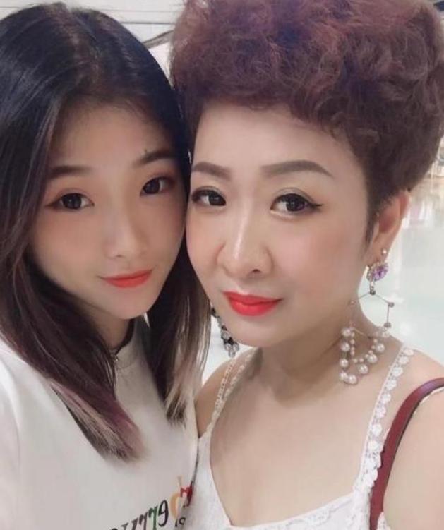 吴艳妮成都网红街现身，对自己的身材美貌非常自信，走路拽拽的！-吴艳艳案件