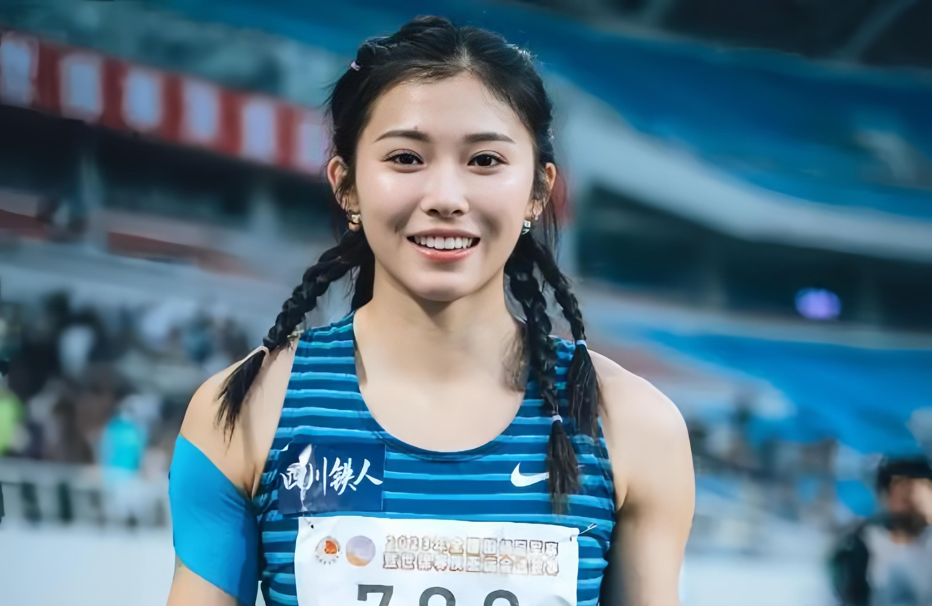 吴艳妮成都网红街现身，对自己的身材美貌非常自信，走路拽拽的！-吴艳艳案件