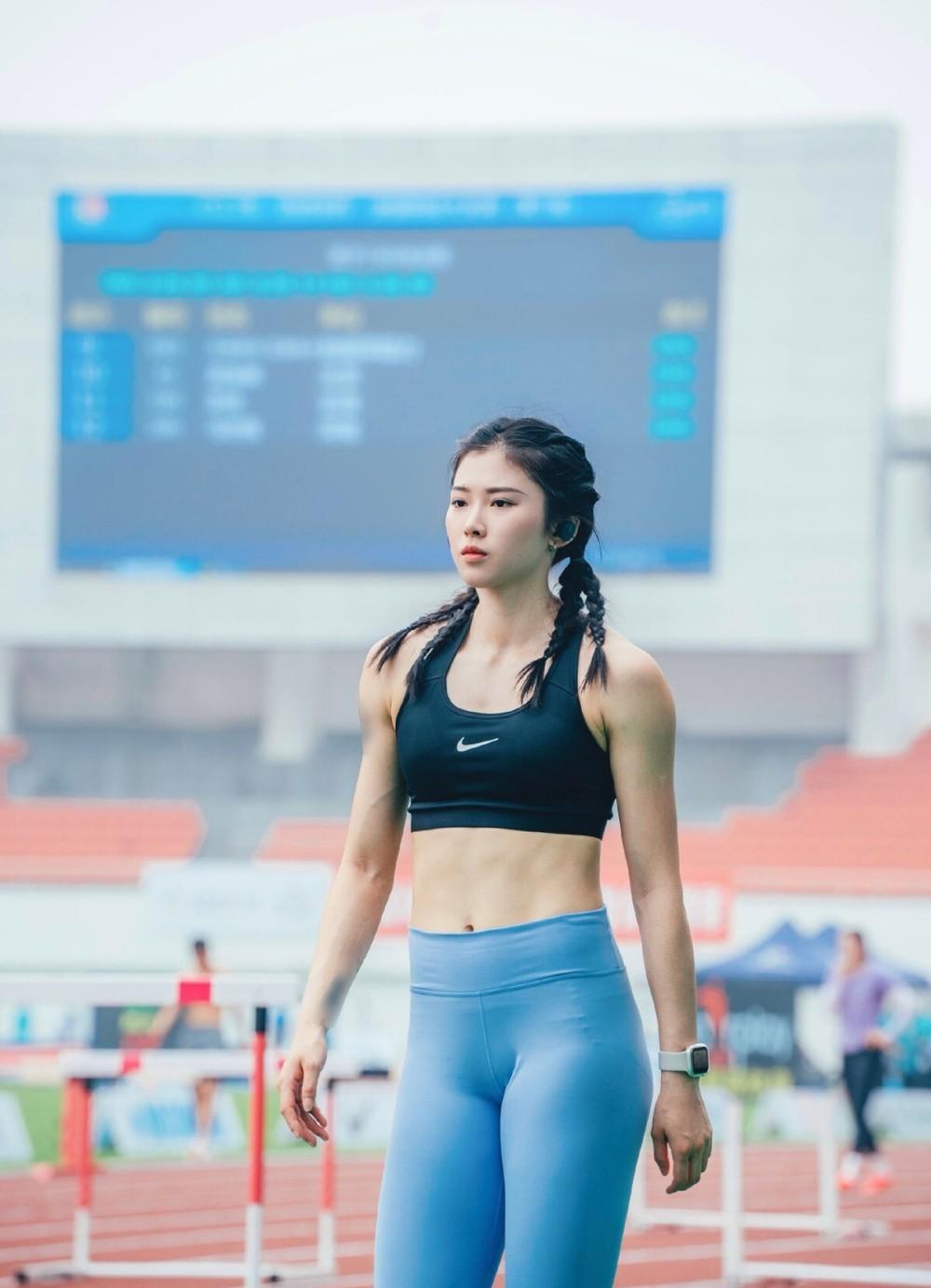 吴艳妮成都网红街现身，对自己的身材美貌非常自信，走路拽拽的！-吴艳艳案件