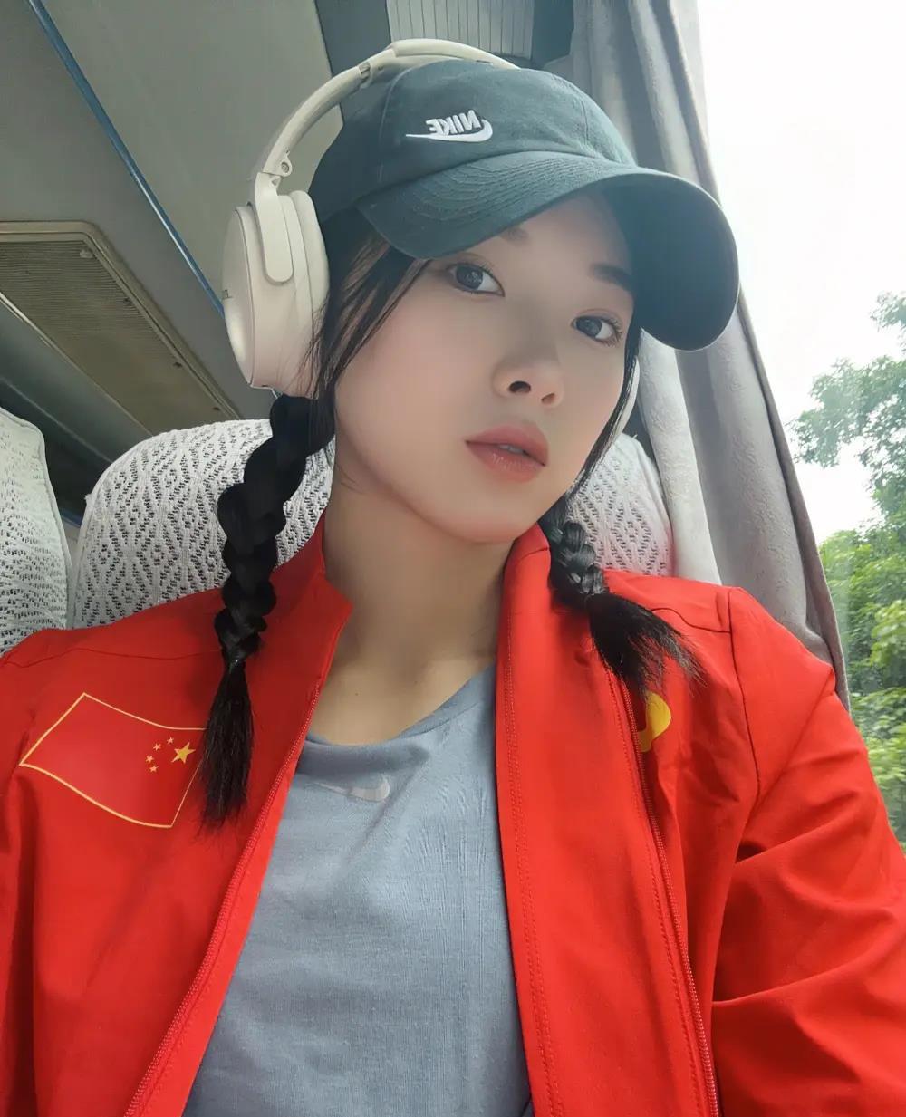 吴艳妮成都网红街现身，对自己的身材美貌非常自信，走路拽拽的！-吴艳艳案件