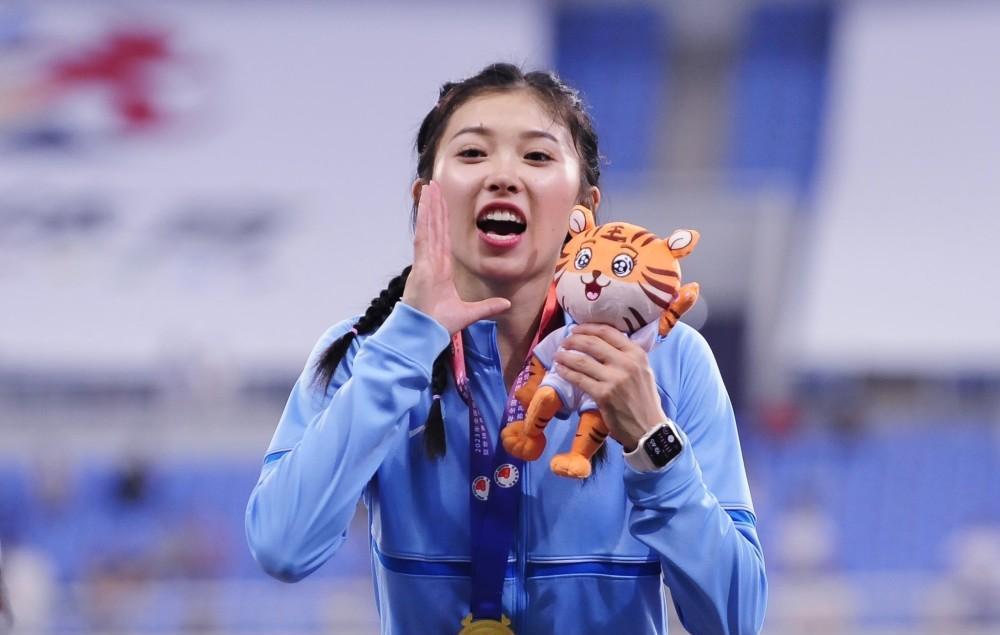 吴艳妮成都网红街现身，对自己的身材美貌非常自信，走路拽拽的！-吴艳艳案件