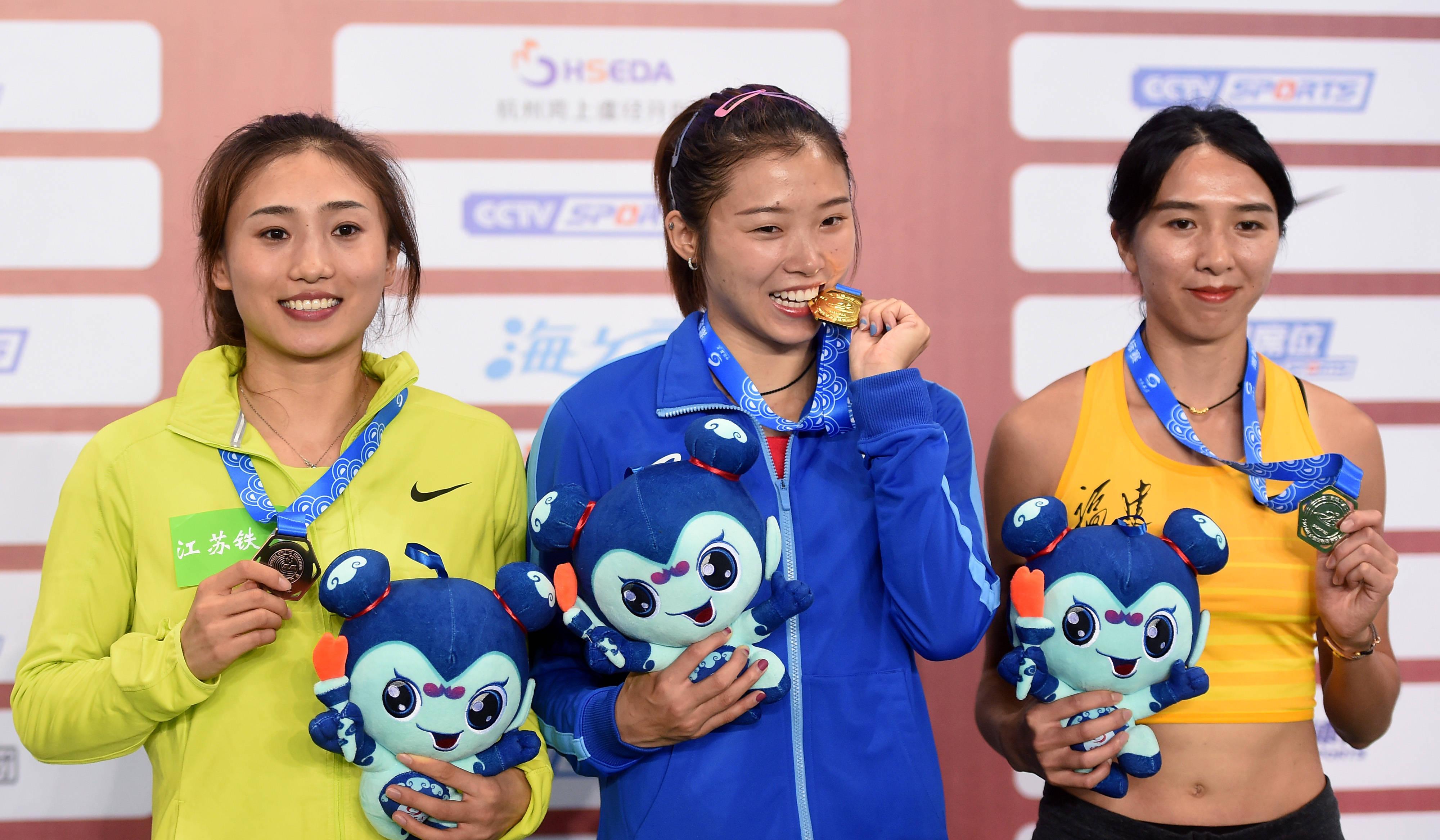 吴艳妮成都网红街现身，对自己的身材美貌非常自信，走路拽拽的！-吴艳艳案件