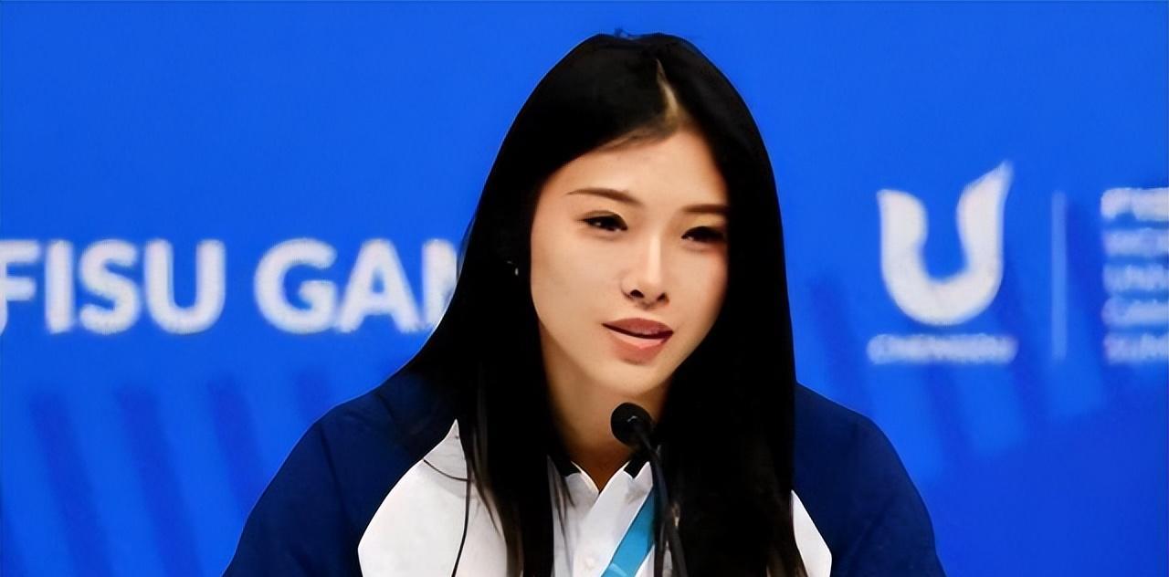 吴艳妮成都网红街现身，对自己的身材美貌非常自信，走路拽拽的！-吴艳艳案件