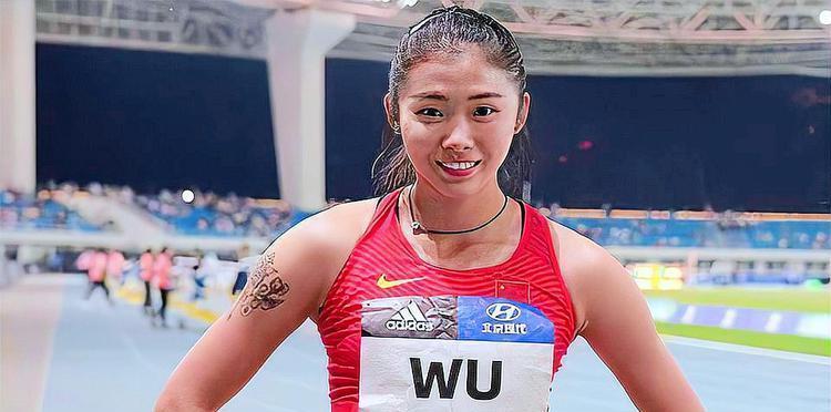 吴艳妮成都网红街现身，对自己的身材美貌非常自信，走路拽拽的！-吴艳艳案件