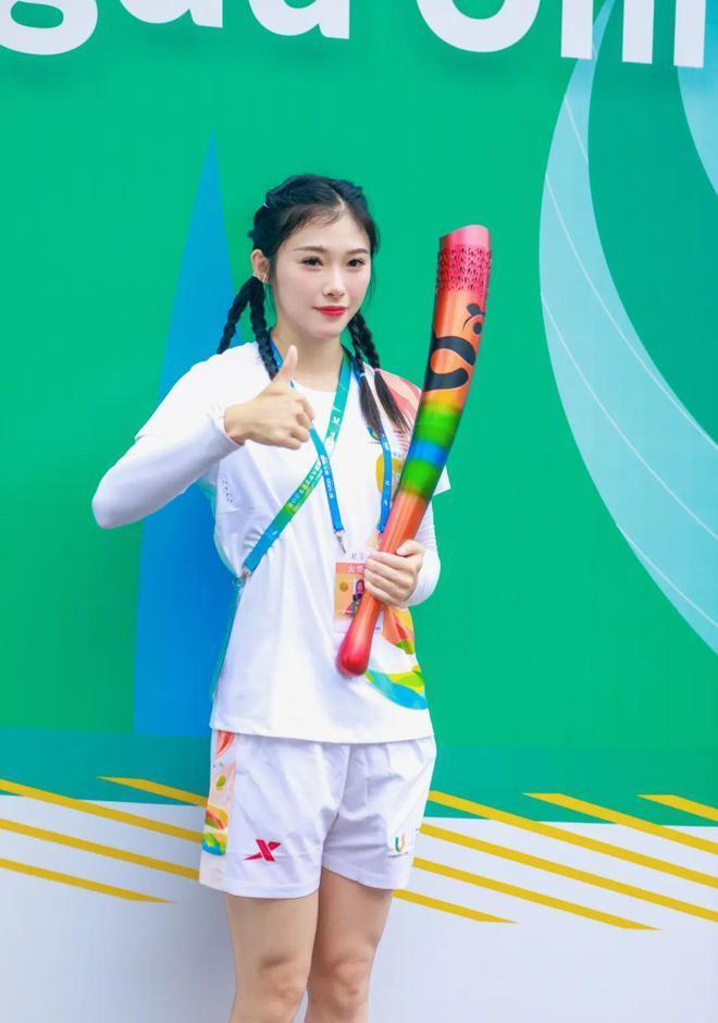 吴艳妮成都网红街现身，对自己的身材美貌非常自信，走路拽拽的！-吴艳艳案件