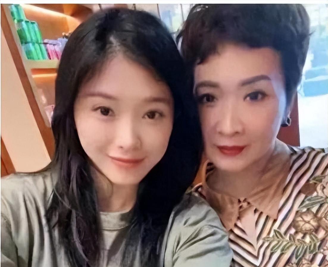 吴艳妮成都网红街现身，对自己的身材美貌非常自信，走路拽拽的！-吴艳艳案件