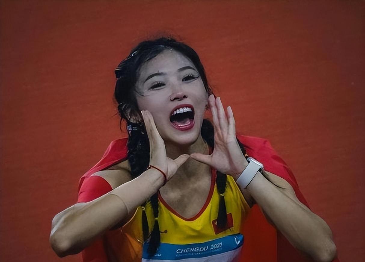 吴艳妮成都网红街现身，对自己的身材美貌非常自信，走路拽拽的！-吴艳艳案件