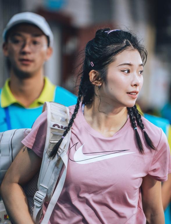 吴艳妮成都网红街现身，对自己的身材美貌非常自信，走路拽拽的！-吴艳艳案件