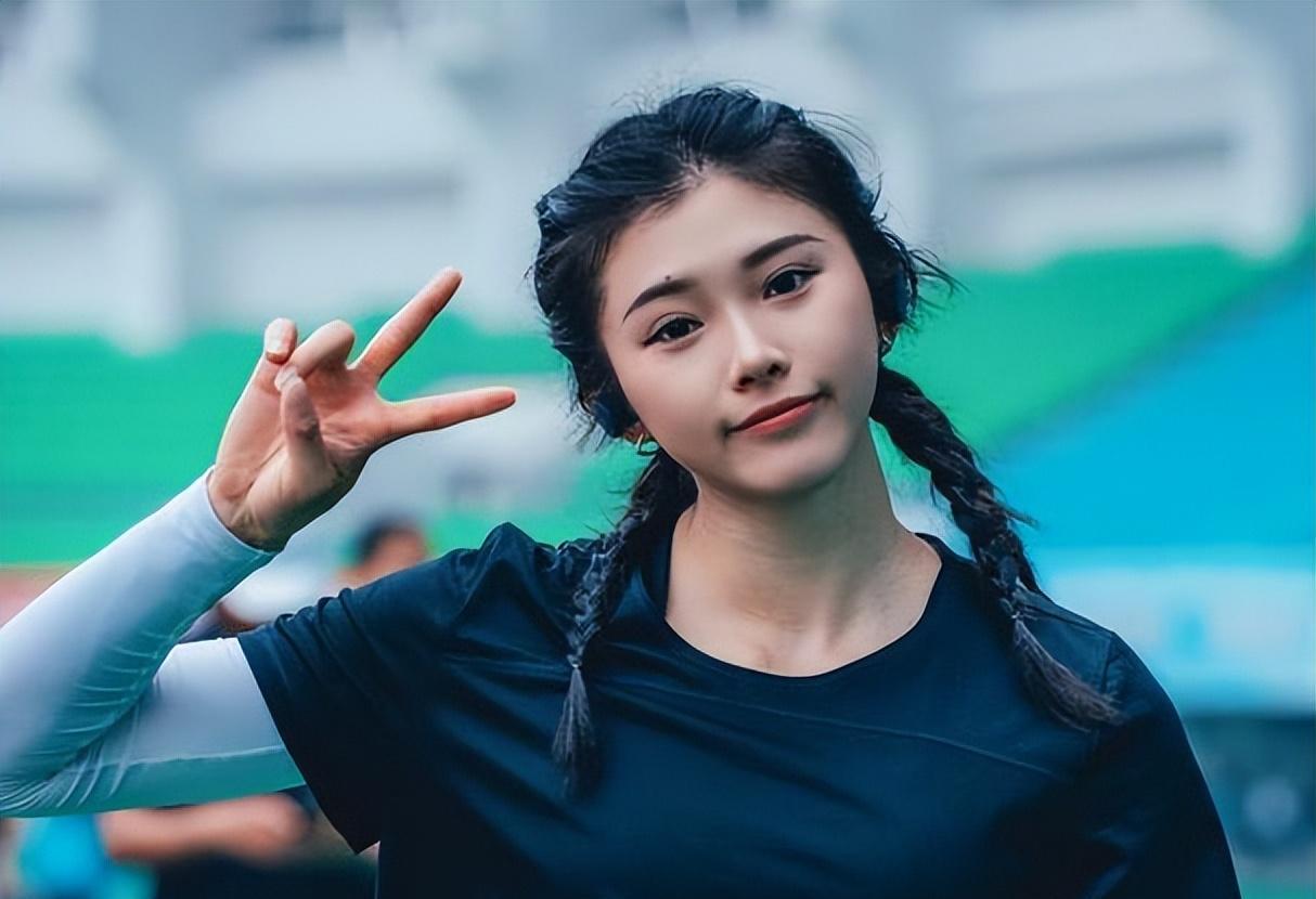 吴艳妮成都网红街现身，对自己的身材美貌非常自信，走路拽拽的！-吴艳艳案件