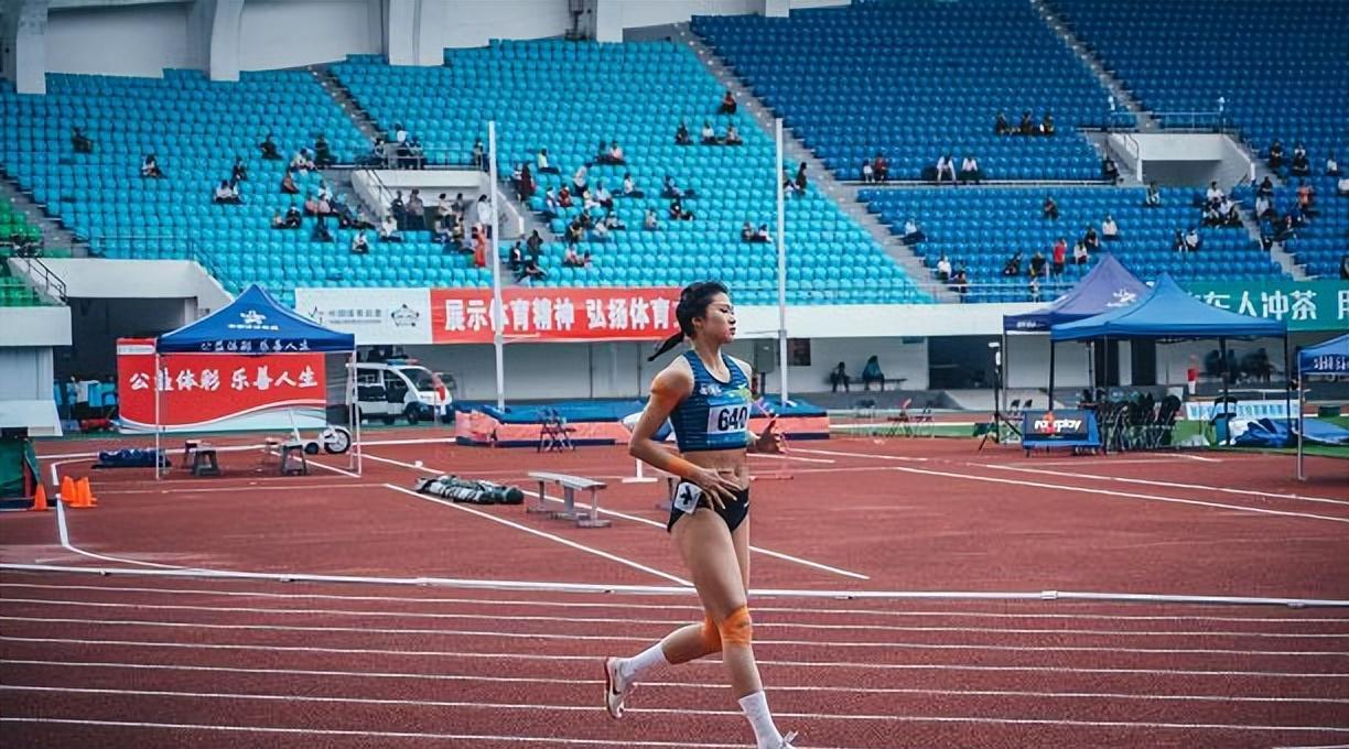 吴艳妮成都网红街现身，对自己的身材美貌非常自信，走路拽拽的！-吴艳艳案件