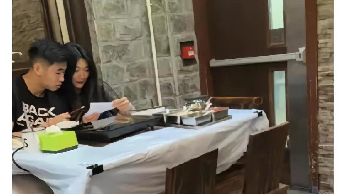 亚运情侣！戴伟浚与女足“姐弟恋”曝光，球迷怒赞一股清流-戴伟浚踢球视频