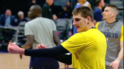 如何评价约基奇在 2018-19 赛季的表现，他有哪些让你印象深刻的特点和故事？-约基奇为什么厉害