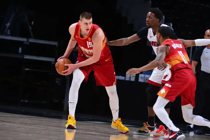 如何评价东契奇和约基奇这两个核心超巨，他们带队的方式有什么异同？-东契奇约基奇谁厉害