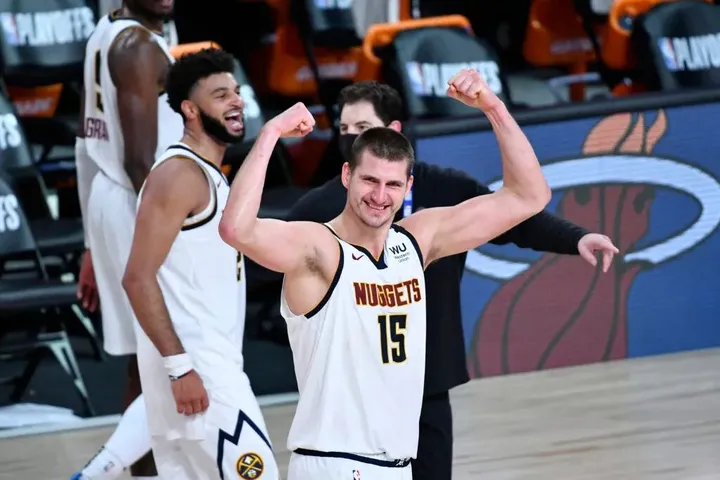 如何评价东契奇和约基奇这两个核心超巨，他们带队的方式有什么异同？-东契奇约基奇谁厉害