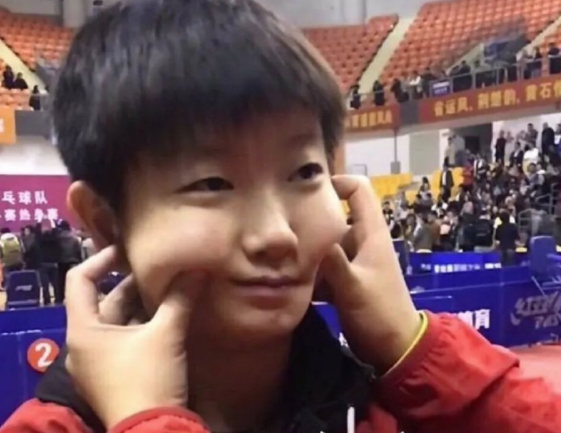 止藤片？孙颖莎：一个没有感情的奶脸莎手-孙颖莎专治各种花里胡哨