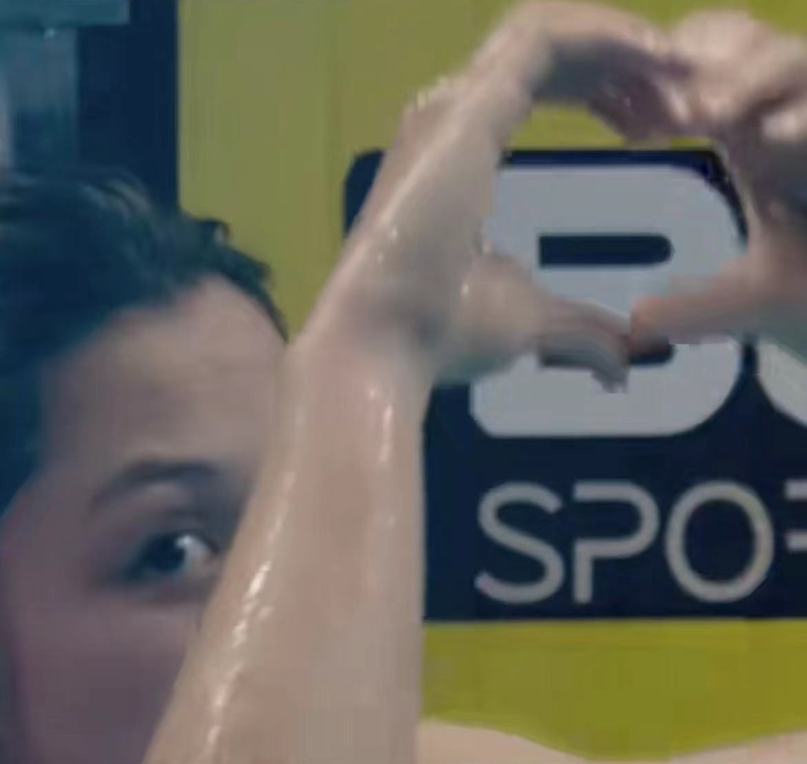 新晋泳池女神火遍外网！长相混血惹争议，肤白貌美自称纯正中国人-泳坛女神