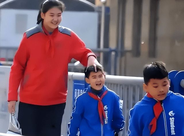 女姚明!16岁山东女篮姑娘身高2米28超过姚明,制霸篮下统治力惊人-山东女孩篮球小姚明照片