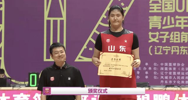 女姚明!16岁山东女篮姑娘身高2米28超过姚明,制霸篮下统治力惊人-山东女孩篮球小姚明照片