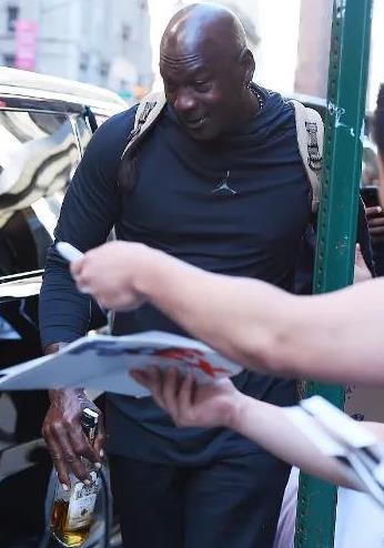 原来乔丹有这么多问题！翻看乔丹的黑历史，发现问题真不少！一、-乔丹有什么黑点球员