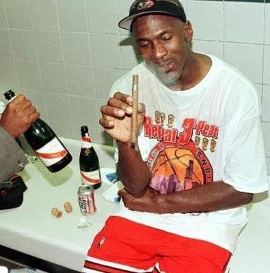 原来乔丹有这么多问题！翻看乔丹的黑历史，发现问题真不少！一、-乔丹有什么黑点球员