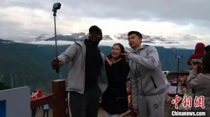 梅里雪山第一缕阳光照亮“Z世代”海内外青年探索中国新旅程