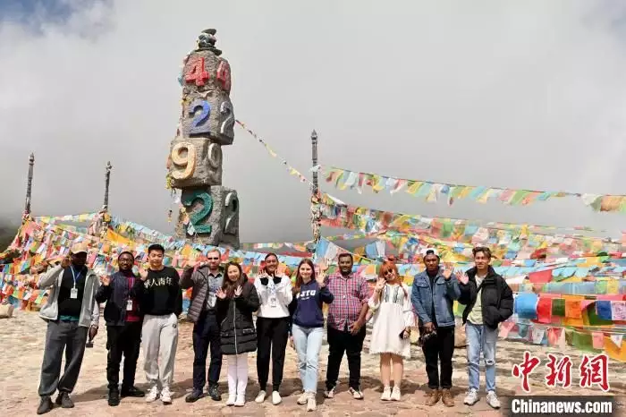 梅里雪山第一缕阳光照亮“Z世代”海内外青年探索中国新旅程