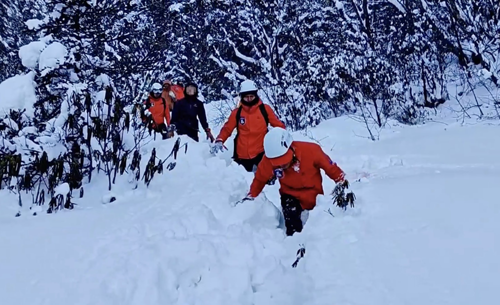 两游客被困梅里雪山“虫草线”，迪庆消防-27℃中极限救援-迪庆梅里雪山天气预报
