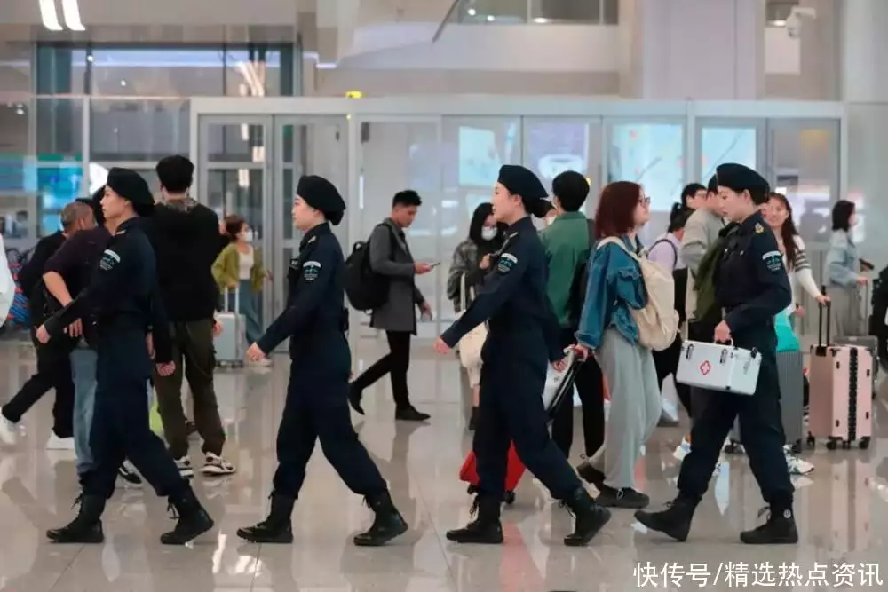 综合行政执法队女子巡逻队亮相杭州西站