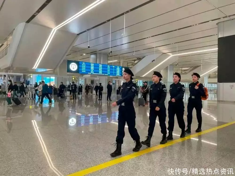 综合行政执法队女子巡逻队亮相杭州西站