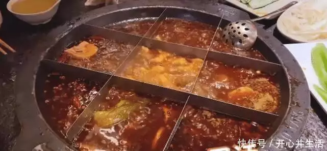 蒋依依和姐姐到重庆旅游，吃火锅热到脱妆，怼脸镜头“奶油肌”绝了