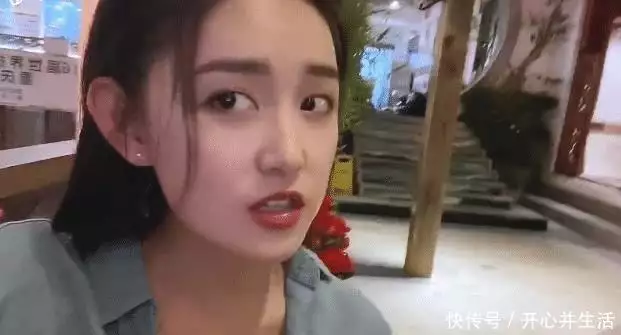 蒋依依和姐姐到重庆旅游，吃火锅热到脱妆，怼脸镜头“奶油肌”绝了