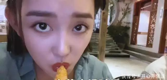 蒋依依和姐姐到重庆旅游，吃火锅热到脱妆，怼脸镜头“奶油肌”绝了