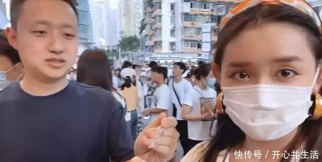 蒋依依和姐姐到重庆旅游，吃火锅热到脱妆，怼脸镜头“奶油肌”绝了