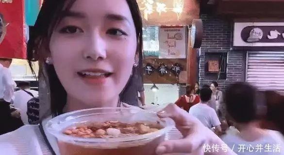 蒋依依和姐姐到重庆旅游，吃火锅热到脱妆，怼脸镜头“奶油肌”绝了