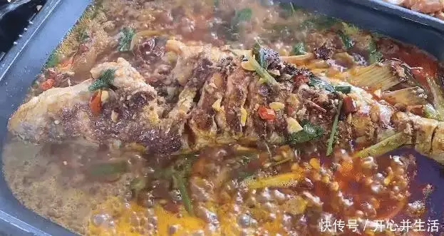 蒋依依和姐姐到重庆旅游，吃火锅热到脱妆，怼脸镜头“奶油肌”绝了