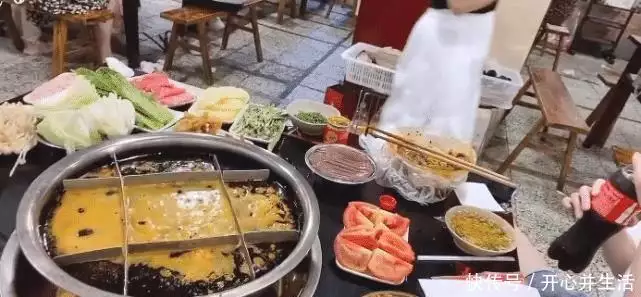 蒋依依和姐姐到重庆旅游，吃火锅热到脱妆，怼脸镜头“奶油肌”绝了