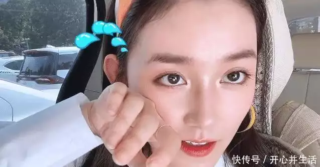 蒋依依和姐姐到重庆旅游，吃火锅热到脱妆，怼脸镜头“奶油肌”绝了